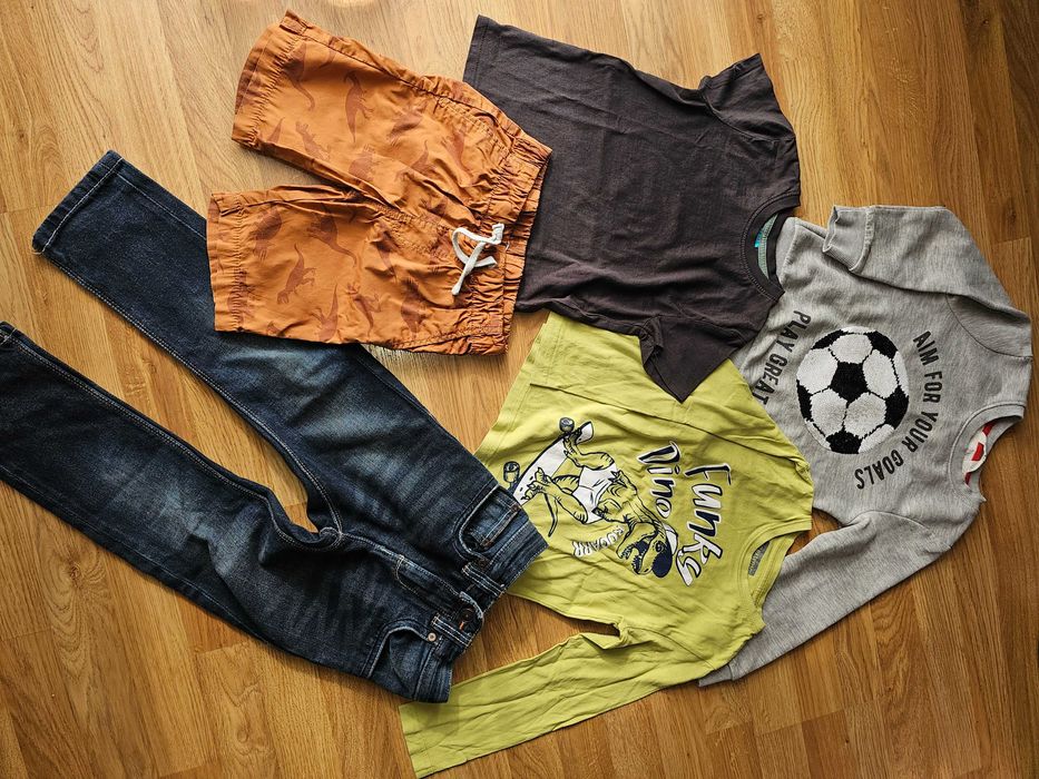 Zestaw ubrań r.110. dinozaury, piłka nożna
