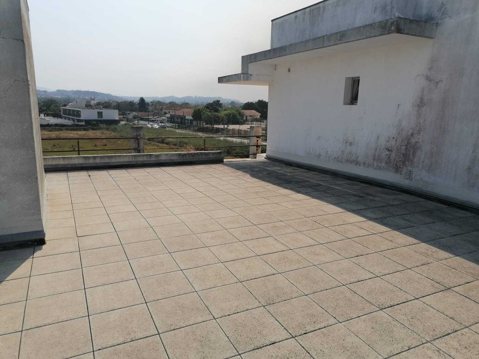 VENDO/ALUGO T3 com boas areas  e terraço