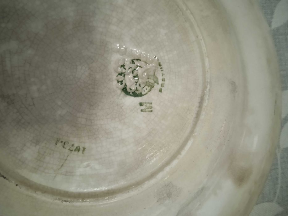 Pratos Antigos com folhas verdes