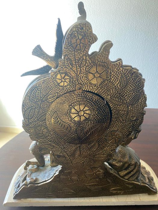 Relogio de mesa em bronze trabalhado com base em marmore