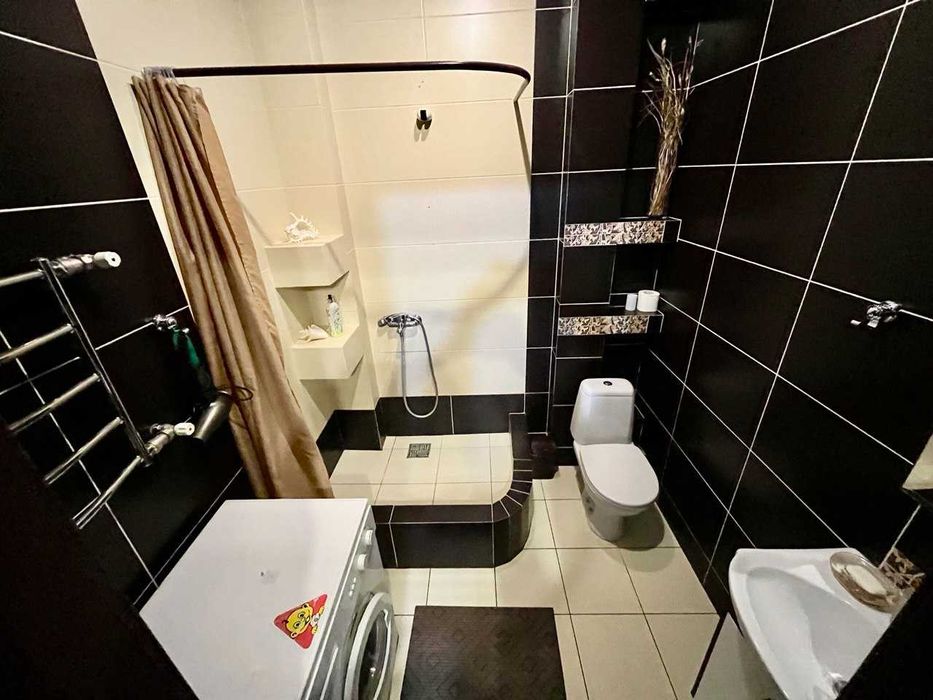 ПРОДАЖ великої квартири, розділеної на дві оремі по вул. Т. Кореня, 9