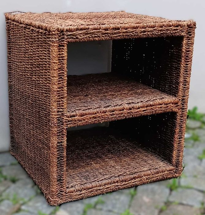 Móvel em verga com uma cesta