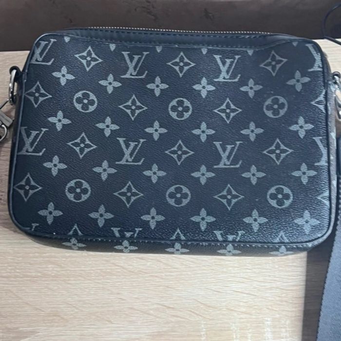 Bolsa Louis Vuitton (LV) Preta Homem Pochete