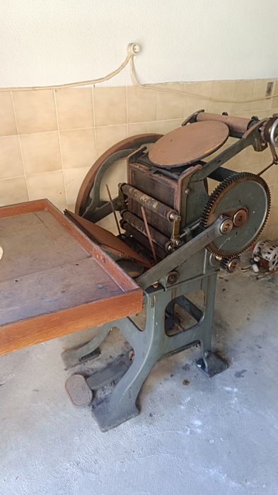 Máquina de tipografia antiga