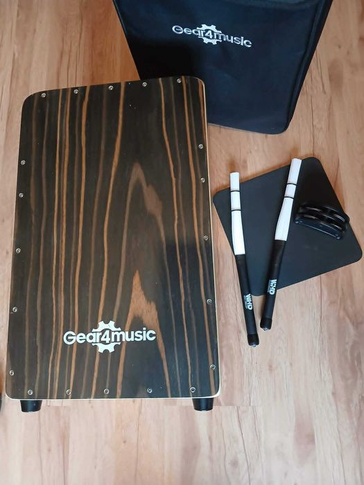 Zestaw cajon Gear4music – bardzo dobry stan + akcesoria