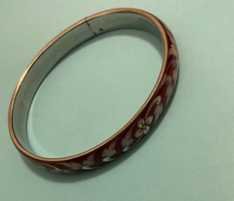 Pulseira jovem e diferente sem uso