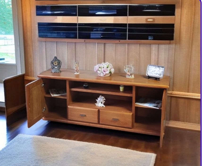 MÓVEL DE SALA!

Medidas:
1,71m de largura
65cm de altura
43cm de profu