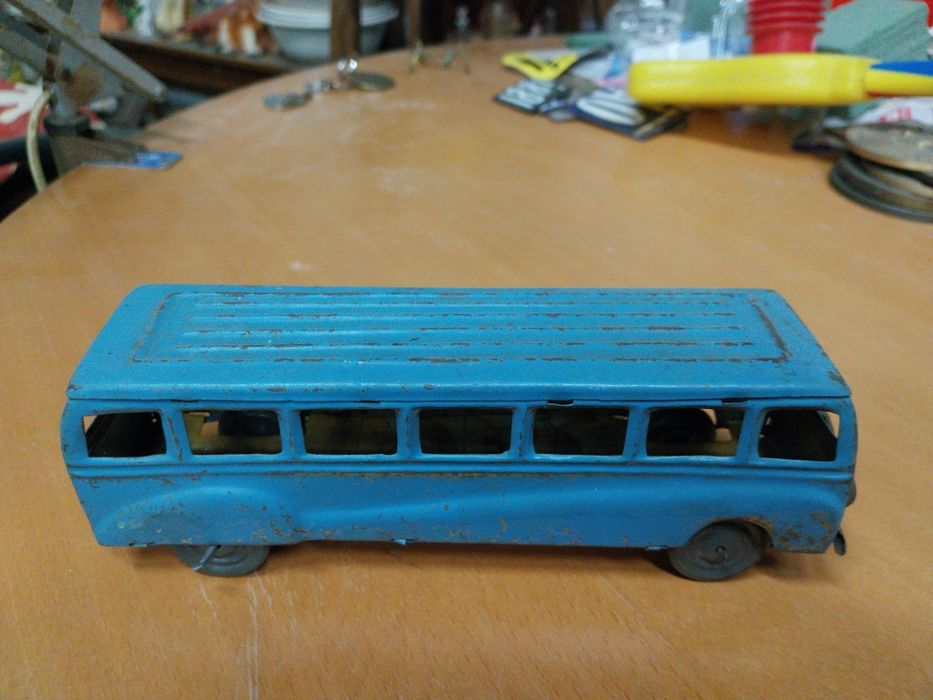 Autocarro antigo em chapa.