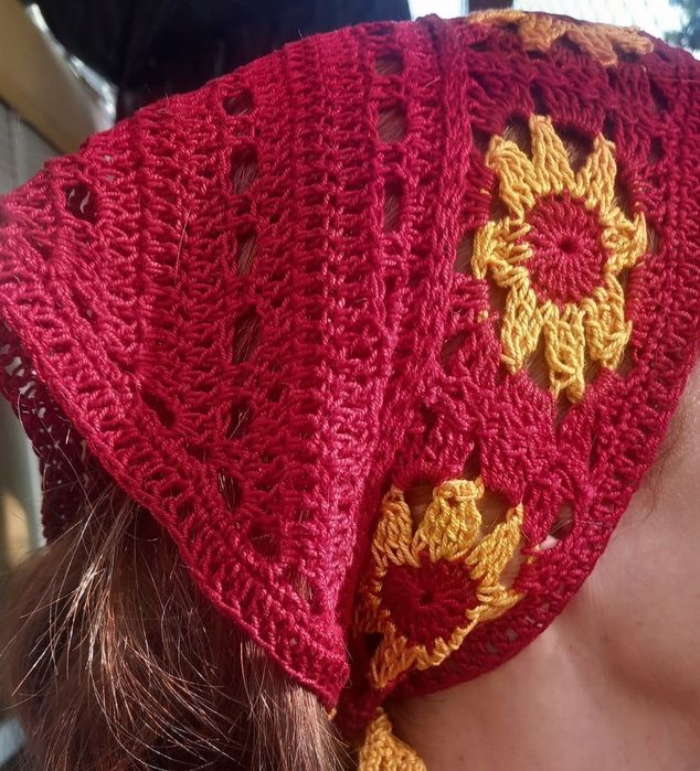 Lenço ou Bandana de crochê de várias cores.