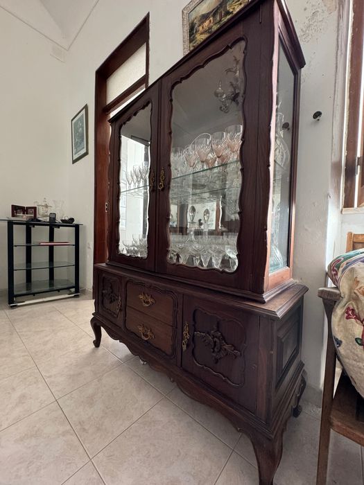 Cristaleira em Madeira