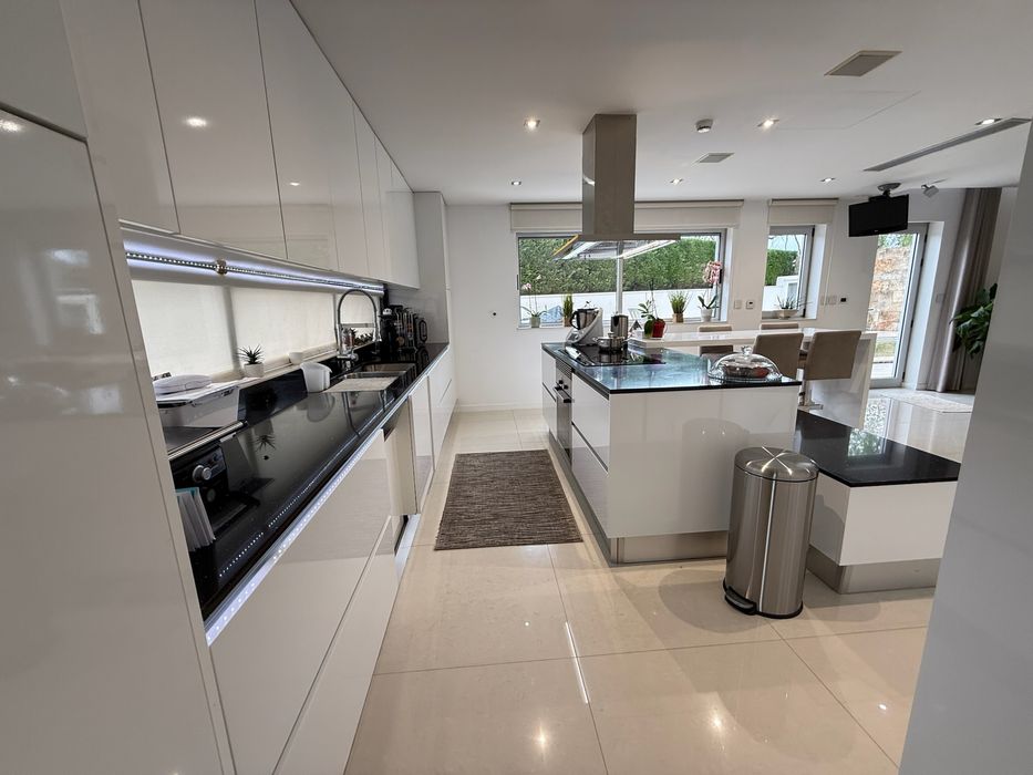 Vivenda V3 Moderna com Piscina, Jardim e Totalmente Mobilada