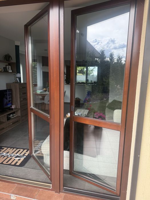 Okno drewniane 3 skrzydłowe z moskitierą na lewym skrzydle.