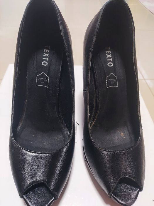 Sapatos feminino de salto alto preto da Texto