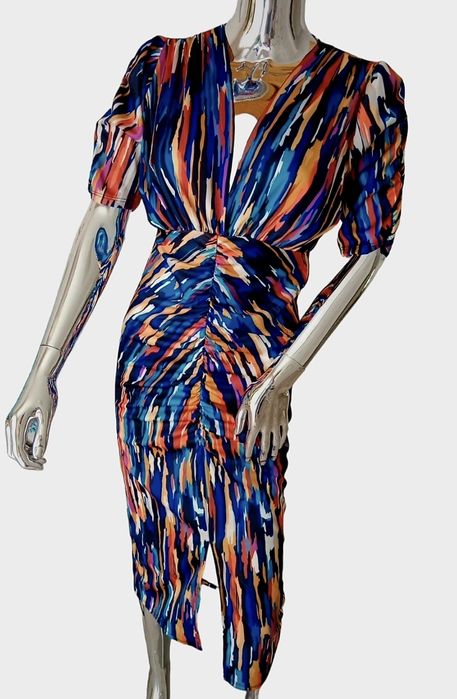 Piękna, marszczona, kolorowa sukienka midi