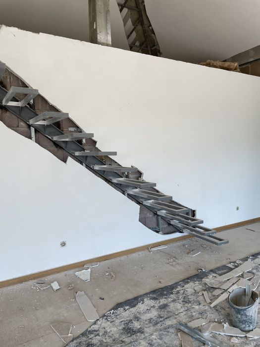 Escadas metalicas suspensas