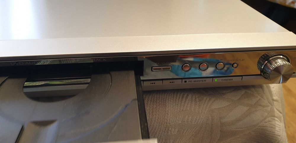 Odtwarzacz DVD firmy Panasonic, wysoki model