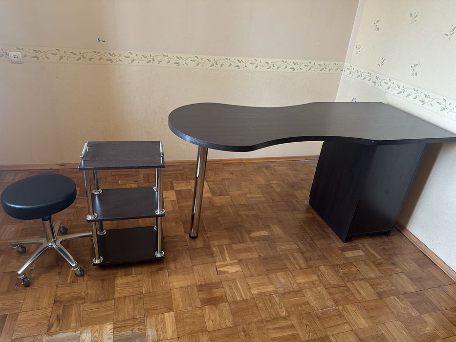 Стіл,етажерка на колесах,стілець на колесах