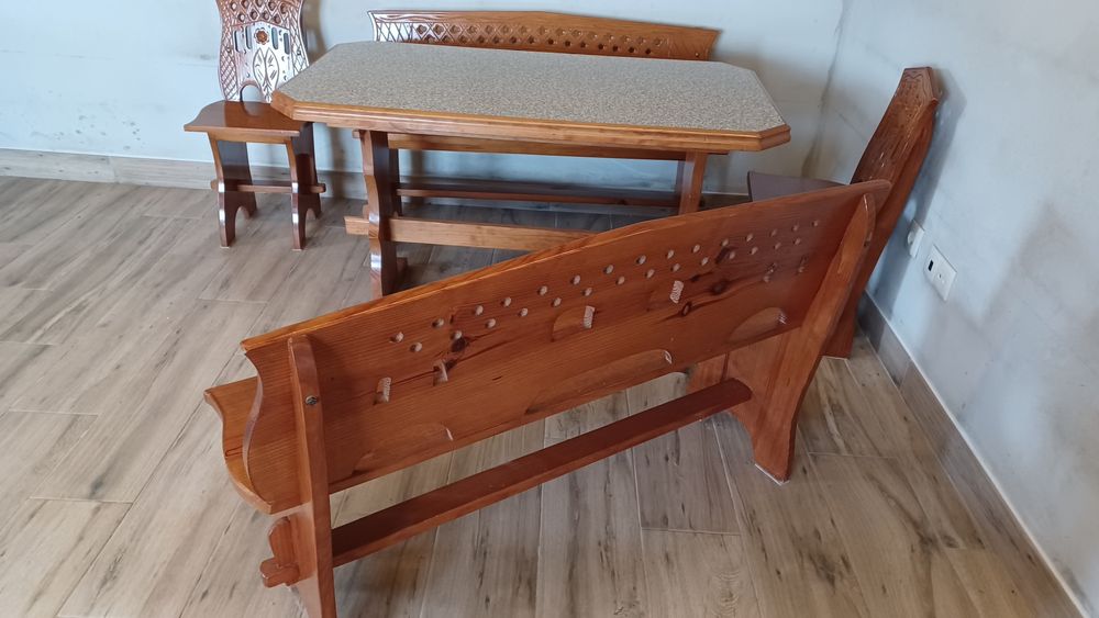 Mesa + 2 cadeiras + 2 bancos em madeira maciça