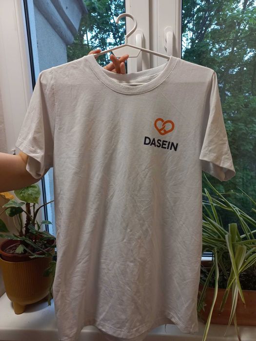 Koszulka z logo Dasein w kolorze białym