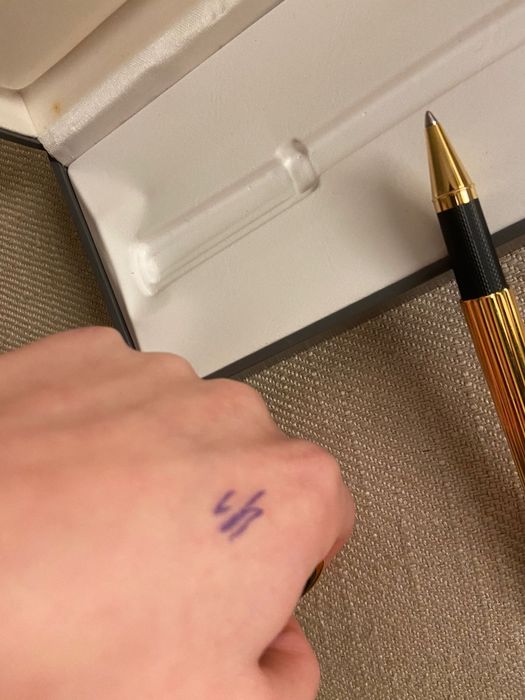 Caneta Cristian Dior banhada a ouro.