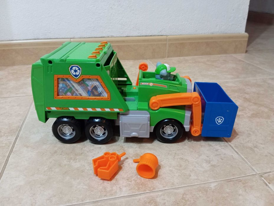 Camião lixo patrulha pata
