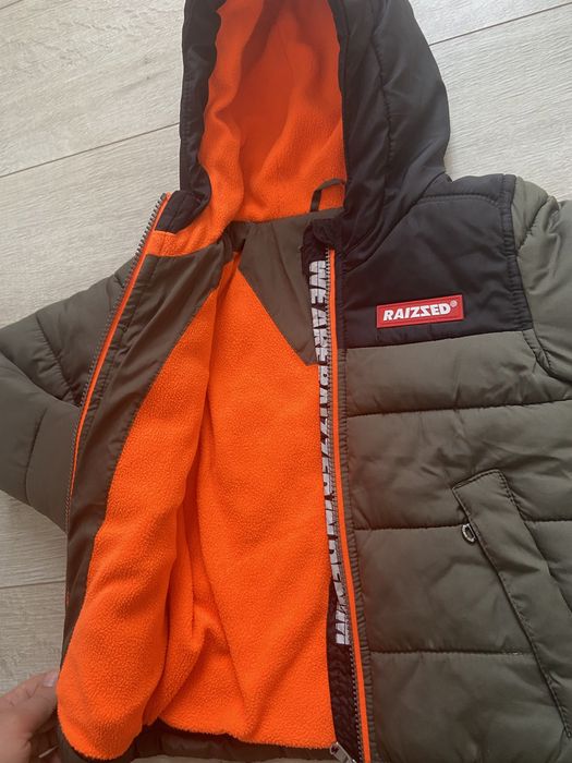 Куртка тепла, на хододну осінь.