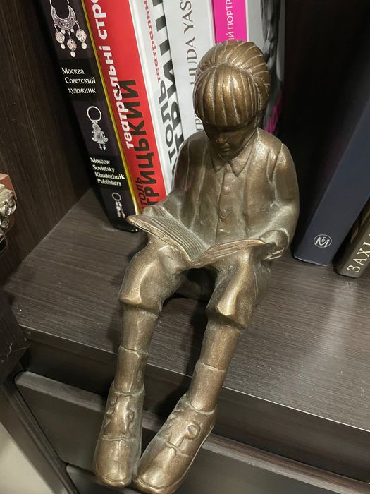 Антикварні вінтажні тримачі для книг - хлопчик і дівчинка з книгою