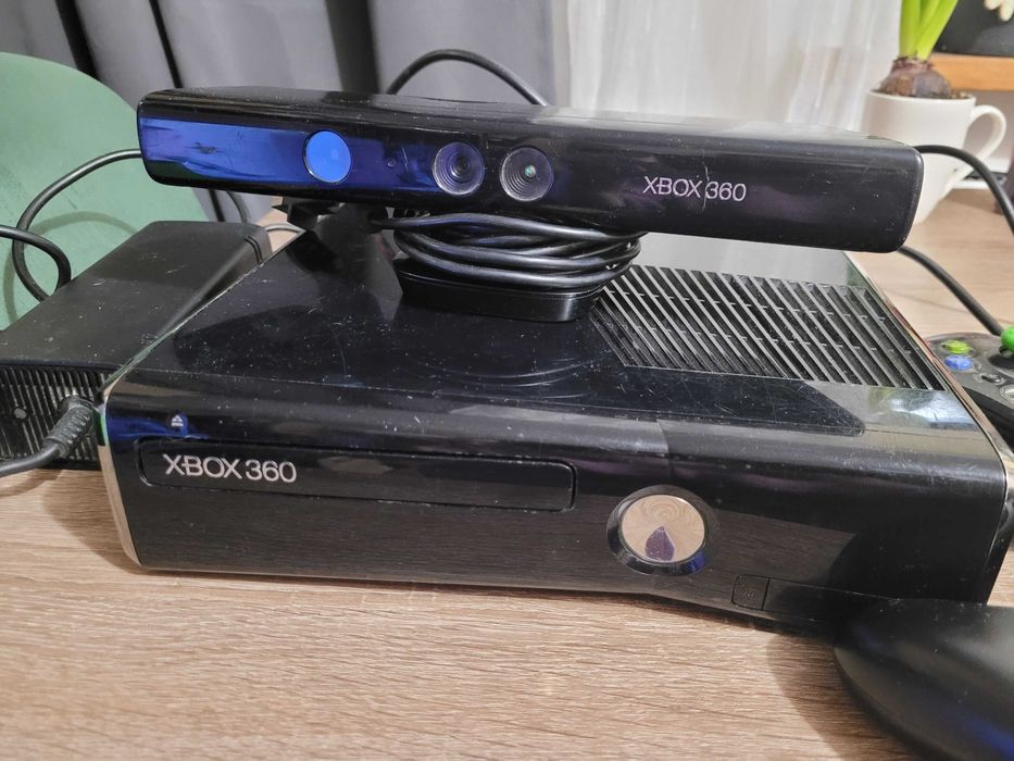 XBOX 360 z dwoma padami