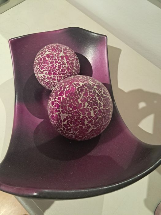 Peça decorativa com as bolas incluidas em  violeta