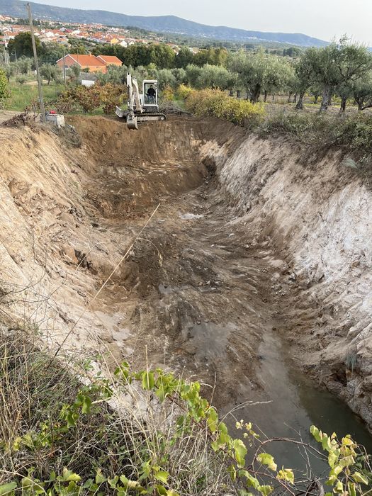 Serviço de maquinas e camião grua e constucão civil