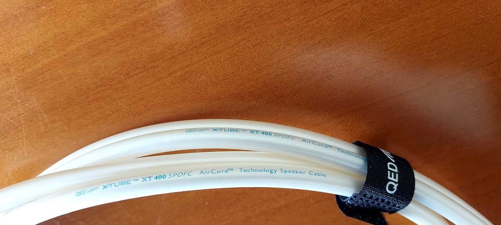 QED Reference XT400 1m + 4x Banana QED Screwloc (single cable)