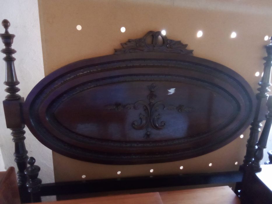 Cama casal madeira com mesa de cabeceira