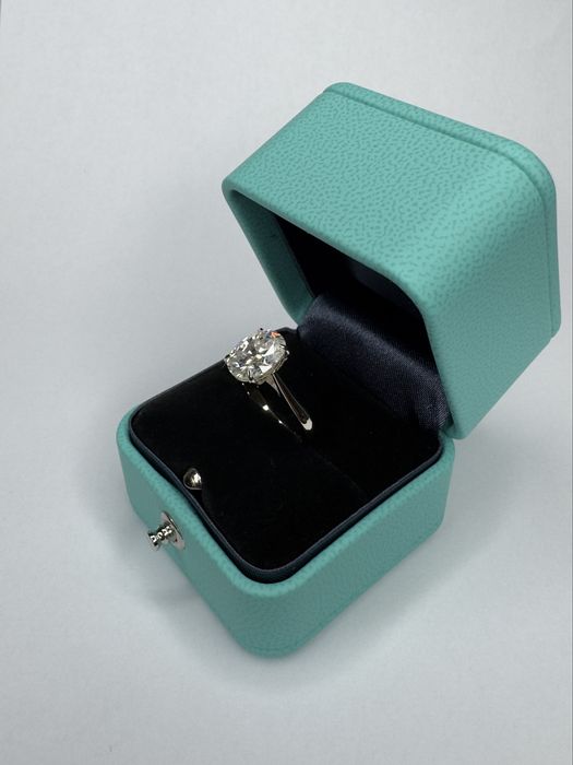 Каблучка в білому золоті з діамантом в стилі Tiffany Novo