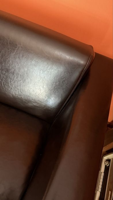 Sofa em pele de dois lugares