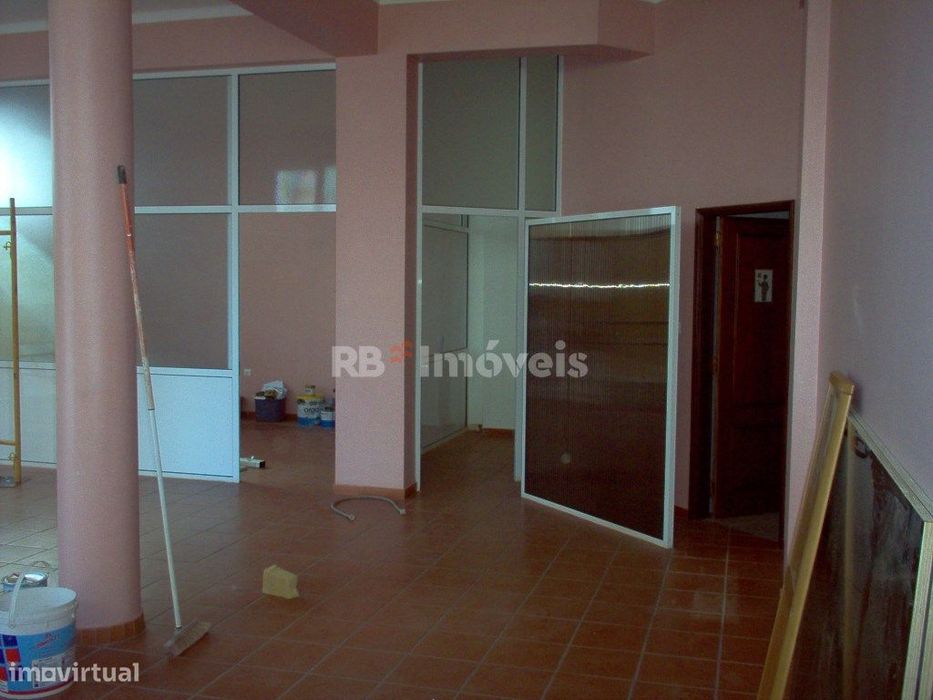 Loja com 3 montras, situada perto de escola no Entroncamento