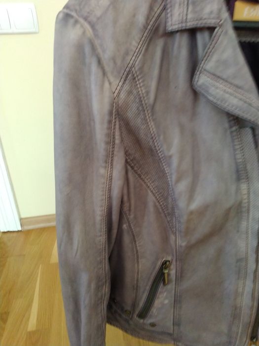 Жіноча шкіряна куртка