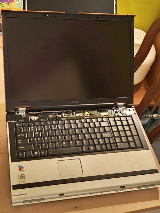 Dwa laptopy na części Toshiba i Dell