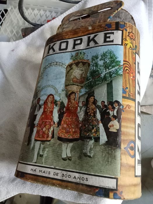 Caixa antiga de garrafas de vinho do porto