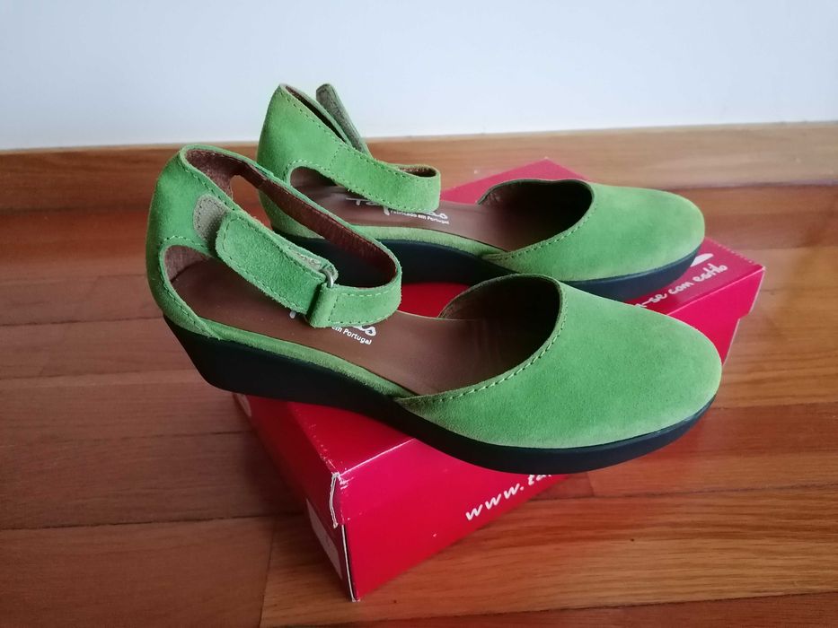 Sandálias fechadas, T39, em pele