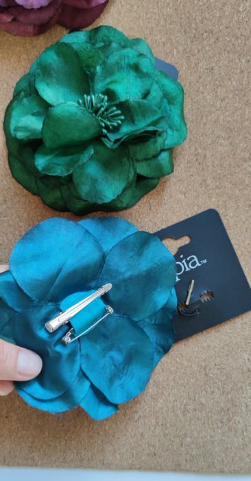 Zestaw 3 x broszki lub wsuwki ozdoby do włosów kwiaty Primark Opia