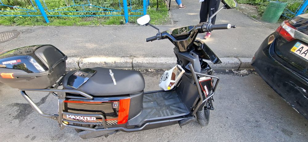 Продаж ! Електро мопед( Maxxter ) Пробіг  200км. Новий з всіма доками , догнав машину в бампер.  Потребуе ремонт вилки. Брав за 65к.Віддам за 40к...