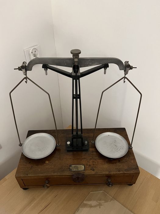 Waga apteczna antyczna drewno