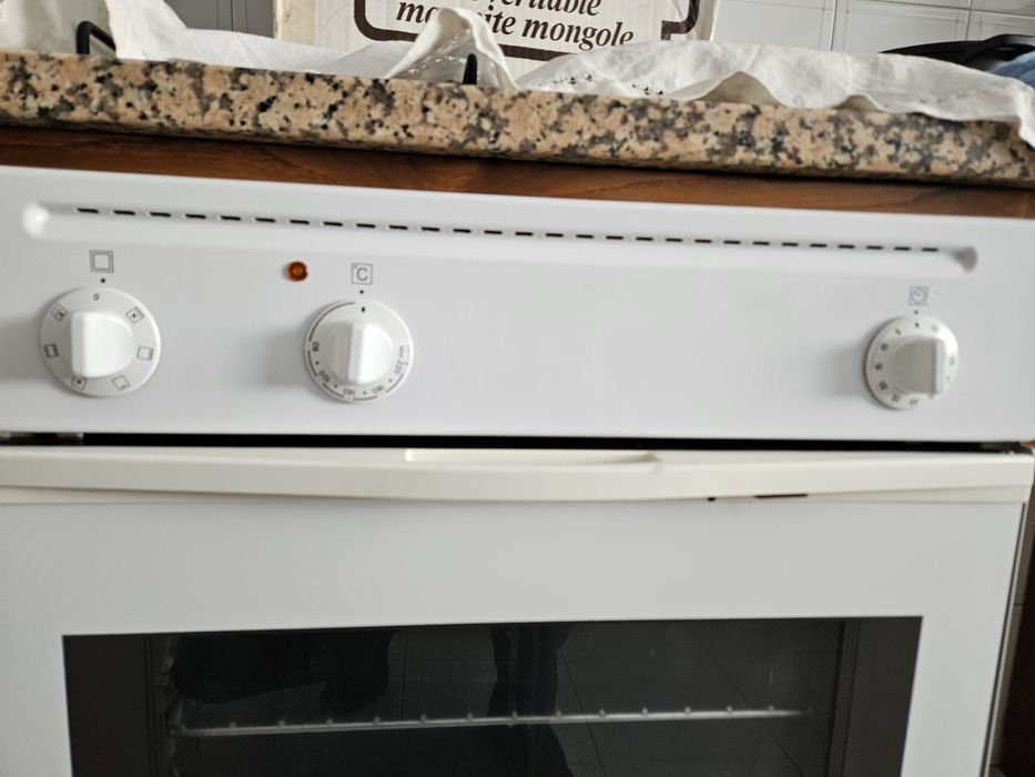 Forno eléctrico de encastre Ariston, ótimo estado