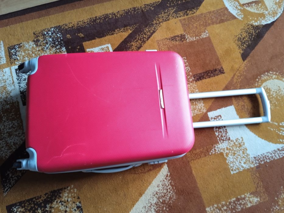 Walizka podróżna VIP travel uszkodzona