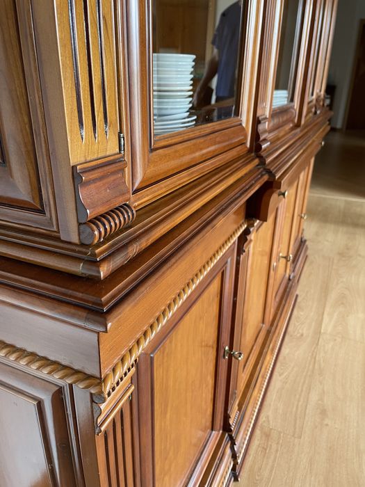 Vitrine / Cristaleira Clássica em Madeira de Cerejeira – Excelente Estado