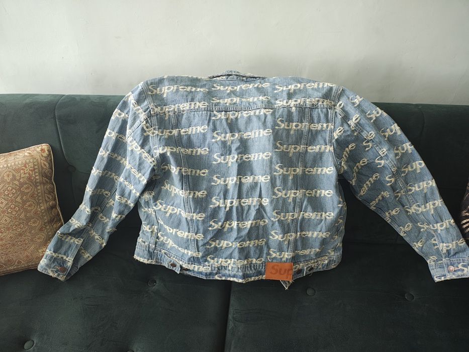 SUPREME      Kurtka Supreme Frayed Logos Denim Trucker Jacket w kolorze niebieskim.