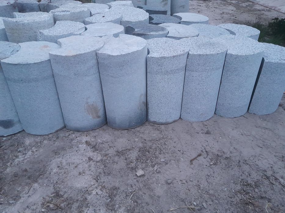 walce granitowe , rdzenie z kamienia ,  postument , słupek, palisada