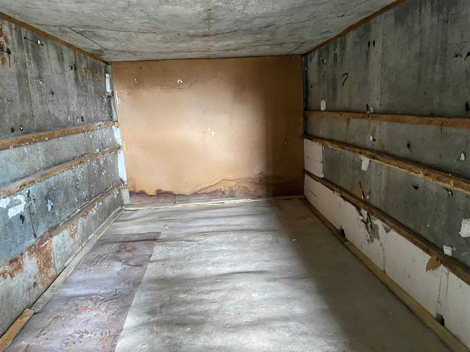 причіп вагончик на колесах, будка, сторожка. будівельний вагончик