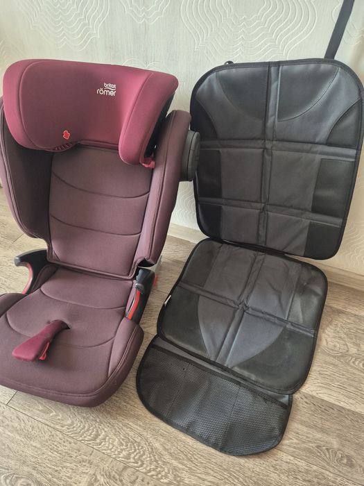 Автокрісло Britax-Romer Kidfix III M +захисний килимок в авто