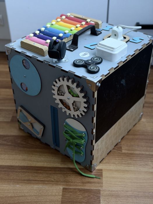 Бізікуб  розвиваюча іграшка